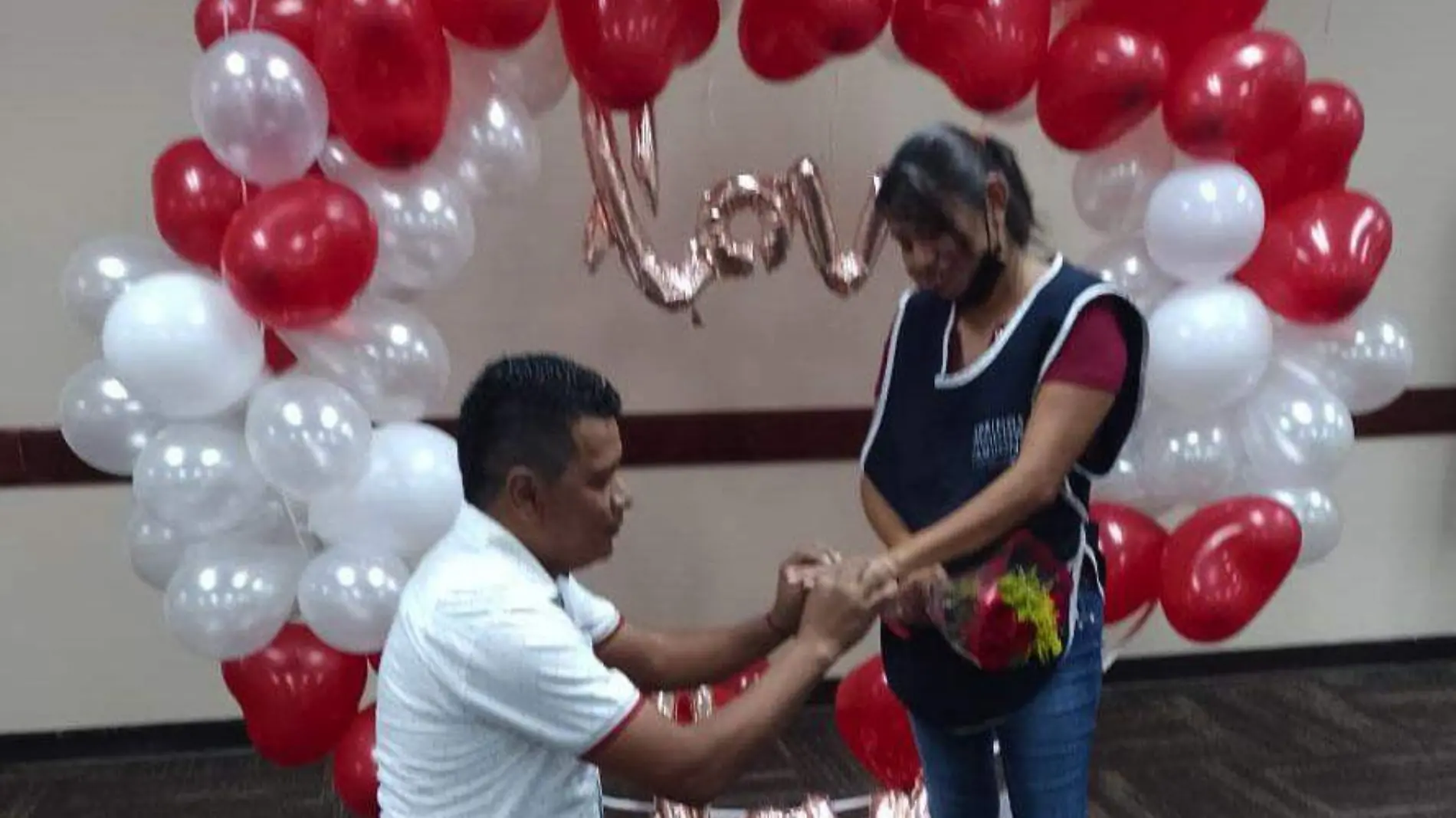 ¡Dijo que sí! En maquiladora de Reynosa pareja se compromete 